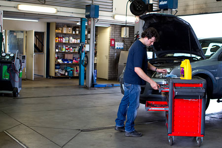 Autohendriks garage Panningen is een moderne autogarage met APK station